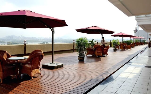 Lake View Garden Hotel