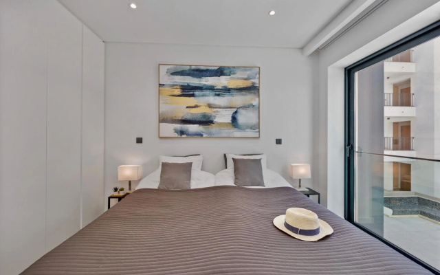 Luxorious Beachside Apartment with Pool