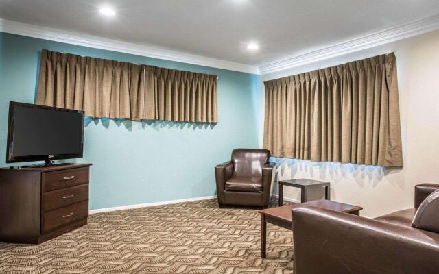 Rodeway Inn & Suites LAX
