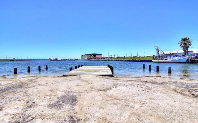 Fantasy Oaks Lodge 4 Bedroom Home by RedAwning