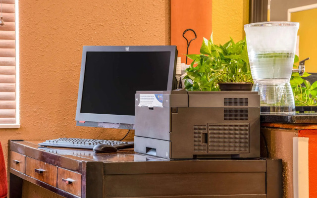 Econo Lodge Topeka at Wanamaker