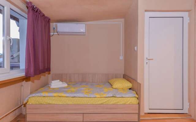 Cosy Top Floor Studio on Patriarh Evtimiy Blvd