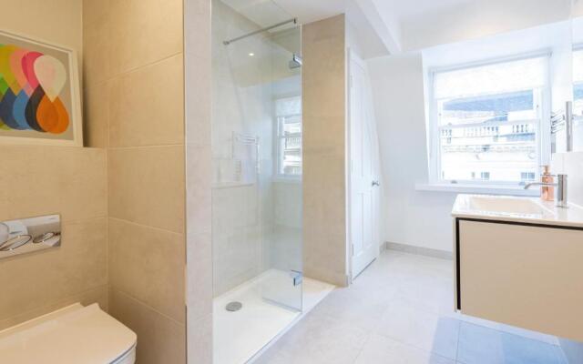 Stunning & Central Milsom Street Apartment