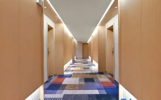 Huayunju No.1 Scenic Hotel (Xinyang Railway Station Tianrun Plaza)
