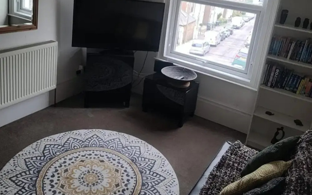 Pet Friendly, Top Floor Apt w/ Sea View, Sleeps 5