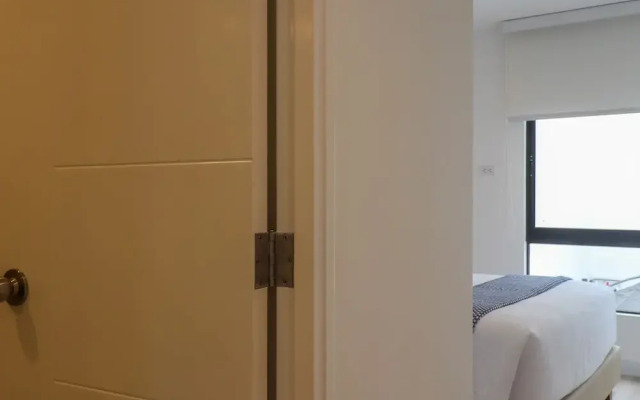 w Sophisticated 2BR With Balcony in Miraflores