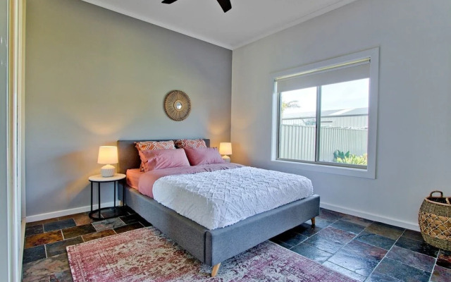 Adelaide Beachside 4 Bedroom House With Parking