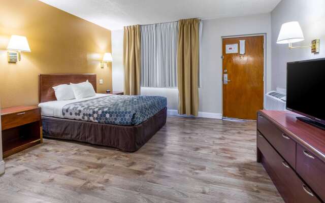 Econo Lodge Inn & Suites On The River