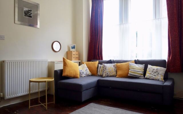 Spacious 2 Bedroom Home In Leith