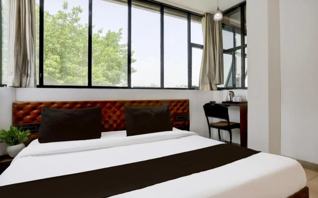 OYO 16952 Easy Stay