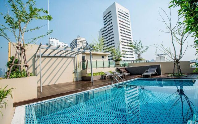 Ten Ekamai Suites Serviced Apartment