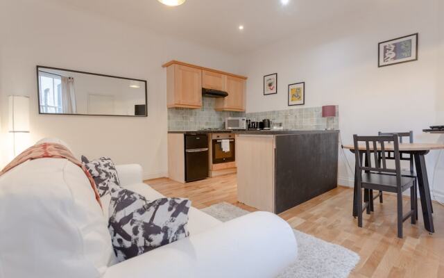 Charming 2 Bedroom Property in Clapham