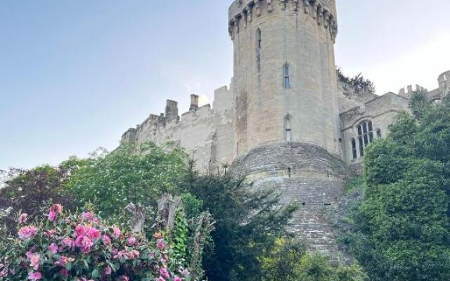 Town centre property with parking/100m from castle