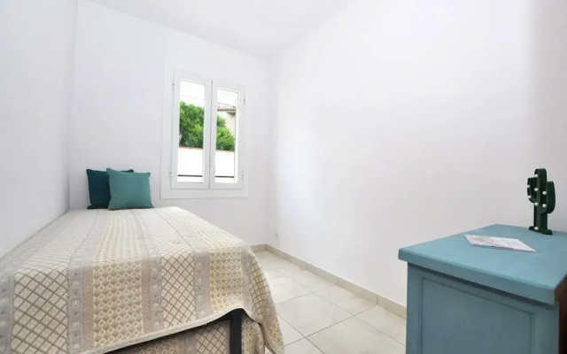 Beachfront Apartment for 6 Persons in Roses