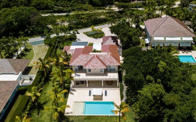 Cozy 5-bedroom Villa With Beaituful Views of La Cana Golf Course