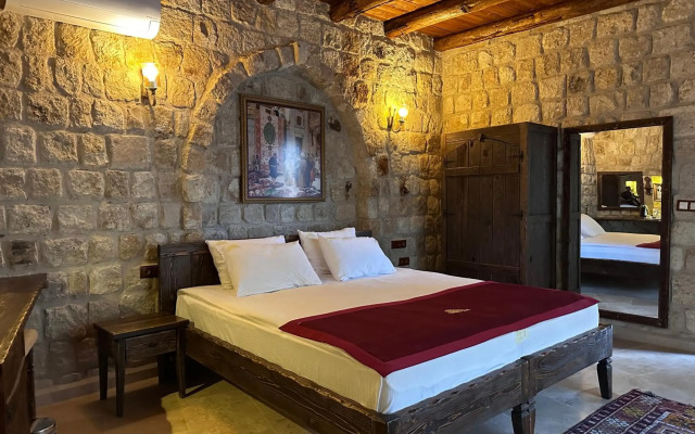 Under Cave Hotel