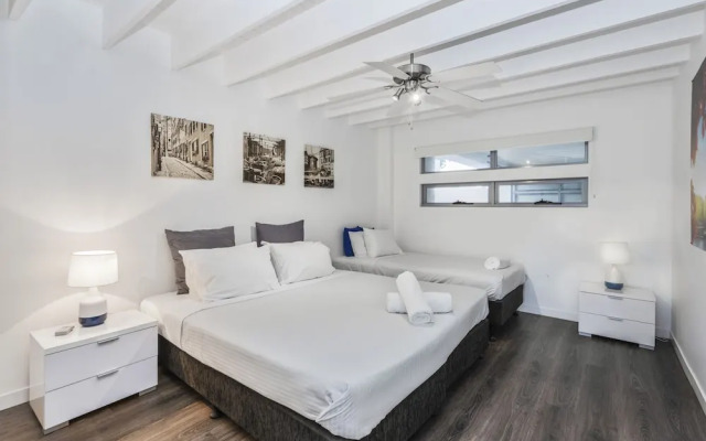 Essence House - 4 Bedroom Holiday Home