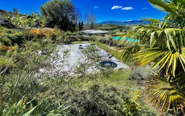 Fabulous Spoleto-poolside-sleeps-20pool, Jacuzzi, Gardens