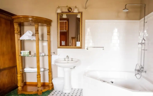 Denison Boutique Hotel