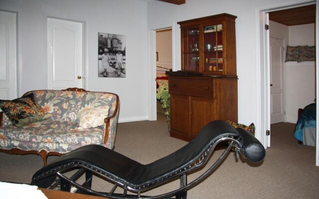 2 Moon Cottage Bed & Breakfast