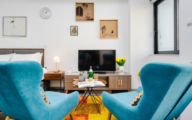 Sanders Home Suites - Charming Downtown Studio