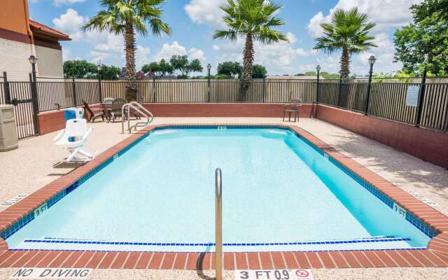 Super 8 by Wyndham Brookshire TX