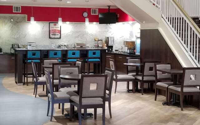 Econo Lodge Inn & Suites East