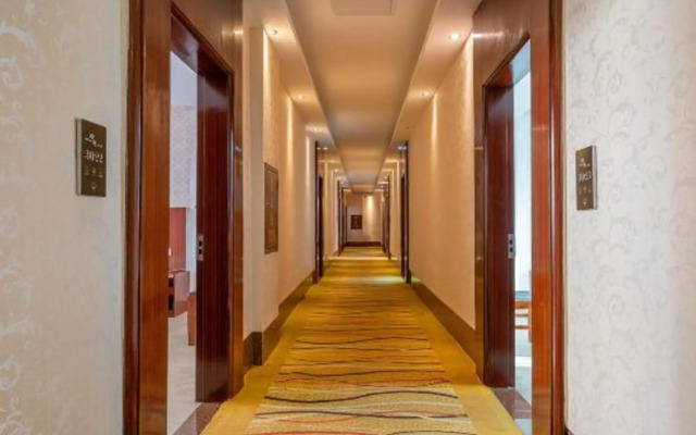 Zhuhai Pohu Hotel (Mingzhu Station)