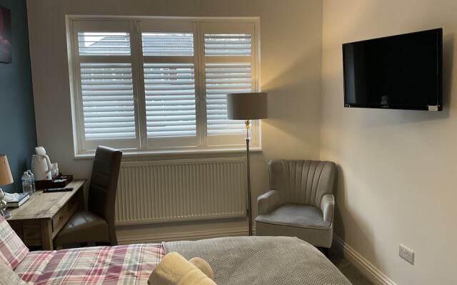 Room in Guest Room - Apple House Wembley -double Ensuite