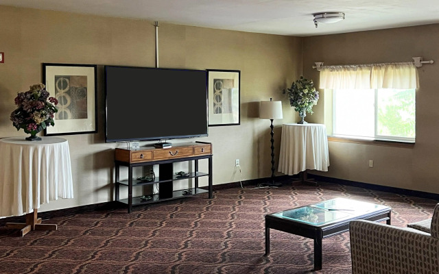 Quality Inn & Suites Grants - I-40