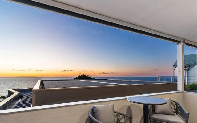 Hillside Luxe With Spa Bay Views