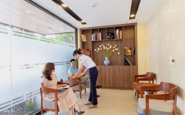 22Land Moon West Lake