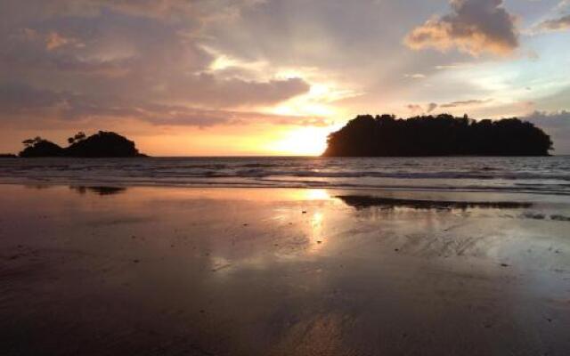 Tawan Bar and Bungalow