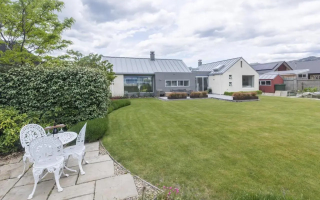 The Lakehouse - Cromwell Holiday Home