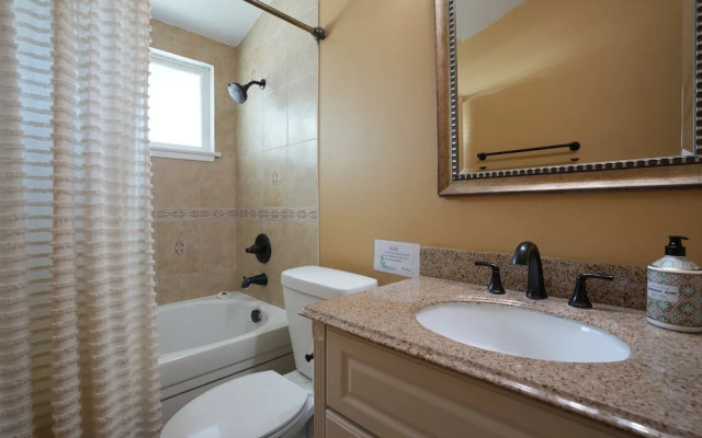 Sweet 4 bedroom, 3 bath plus Loft Bedroom, Pool Home