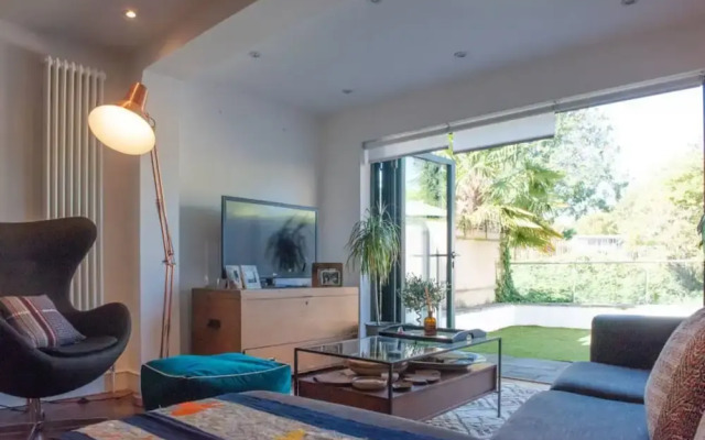 Stylish 2 Bedroom Flat Overlooking The River
