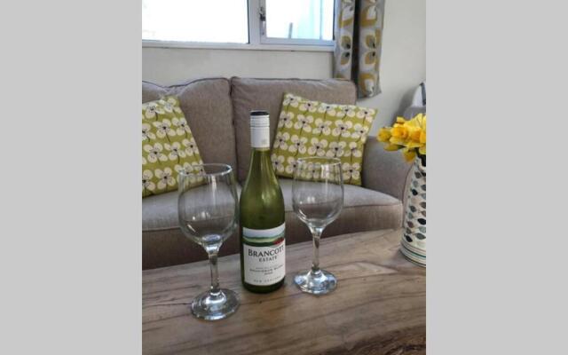 Cosy, Quiet bungalow, one minute from the beach.