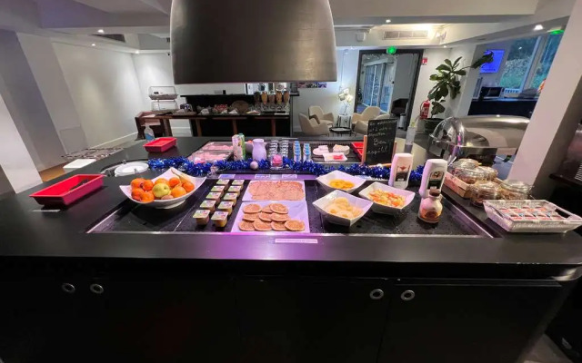 Hôtel, restaurant Kyriad Fréjus