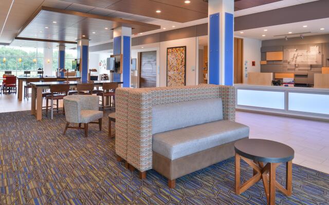 Holiday Inn Express & Suites Omaha Airport