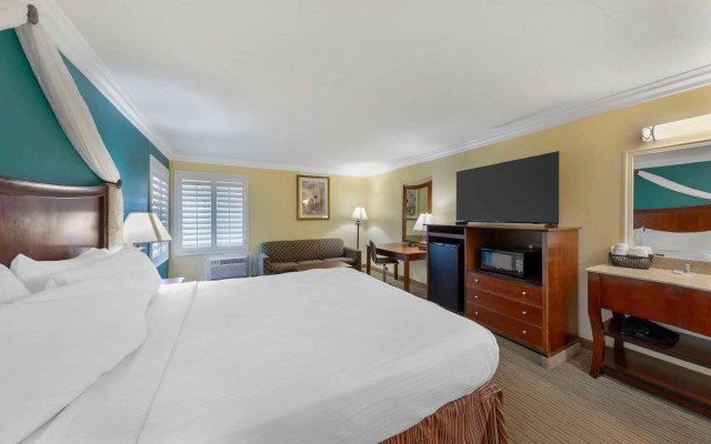 Best Western Harbour Inn & Suites Huntington - Sunset Beach