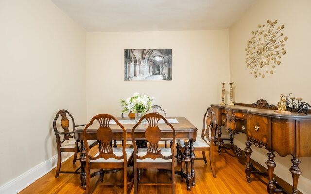 Cozy 5 Bedroom House in Downtown Toronto