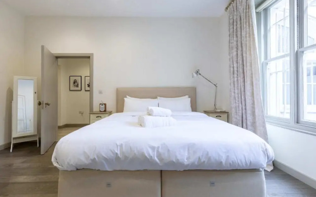 Elegant 2BD Flat 5 Mins to Kensington Gardens!