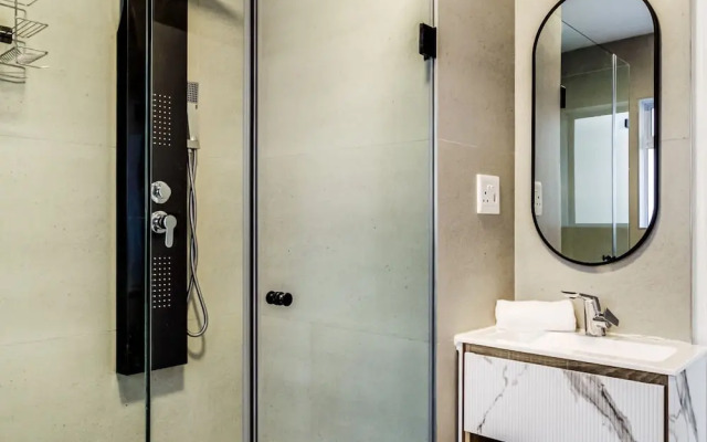 Unwind at Contemporary Alanda Apartment