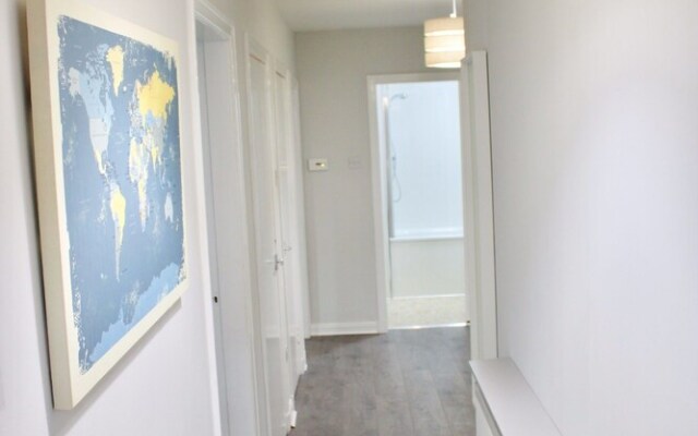 2 Bedroom Modern Home Sleeps 4