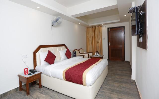 OYO 8989 Hotel Raj