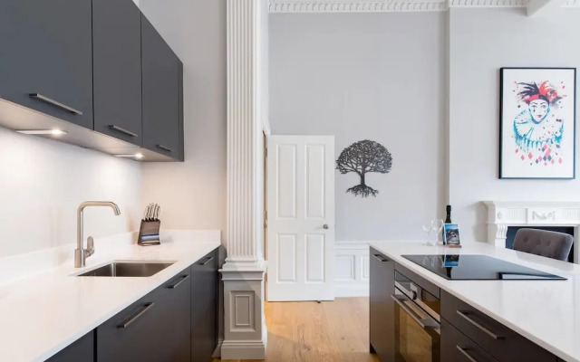 JOIVY York Place Apartment in Georgian City Centre Building