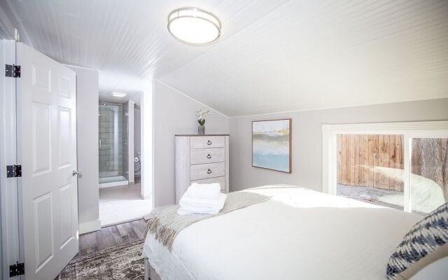 Couples Getaway | Walk to Unc | Free Cruiser Bikes