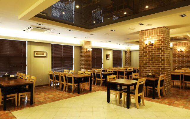 Maple Tourist Hotel