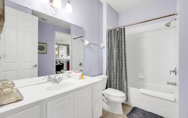 Vero`s Gem Deluxe 3 Bedroom Condo by RedAwning