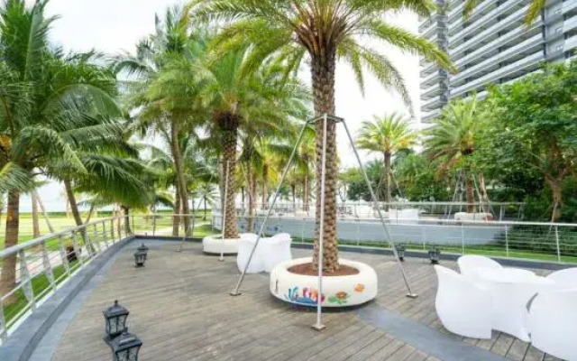Yajing Haiju Surfing Seaview Design Hotel (Wanning Sunac Riyuewan Branch)